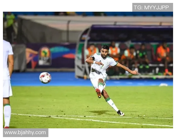 塞维利亚与阿尔及利亚的精彩对决展现足球魅力与激情碰撞